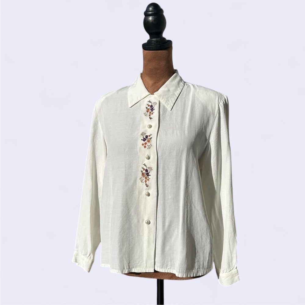 Petite Impressions white button up with floral embroidery & shoulder pads